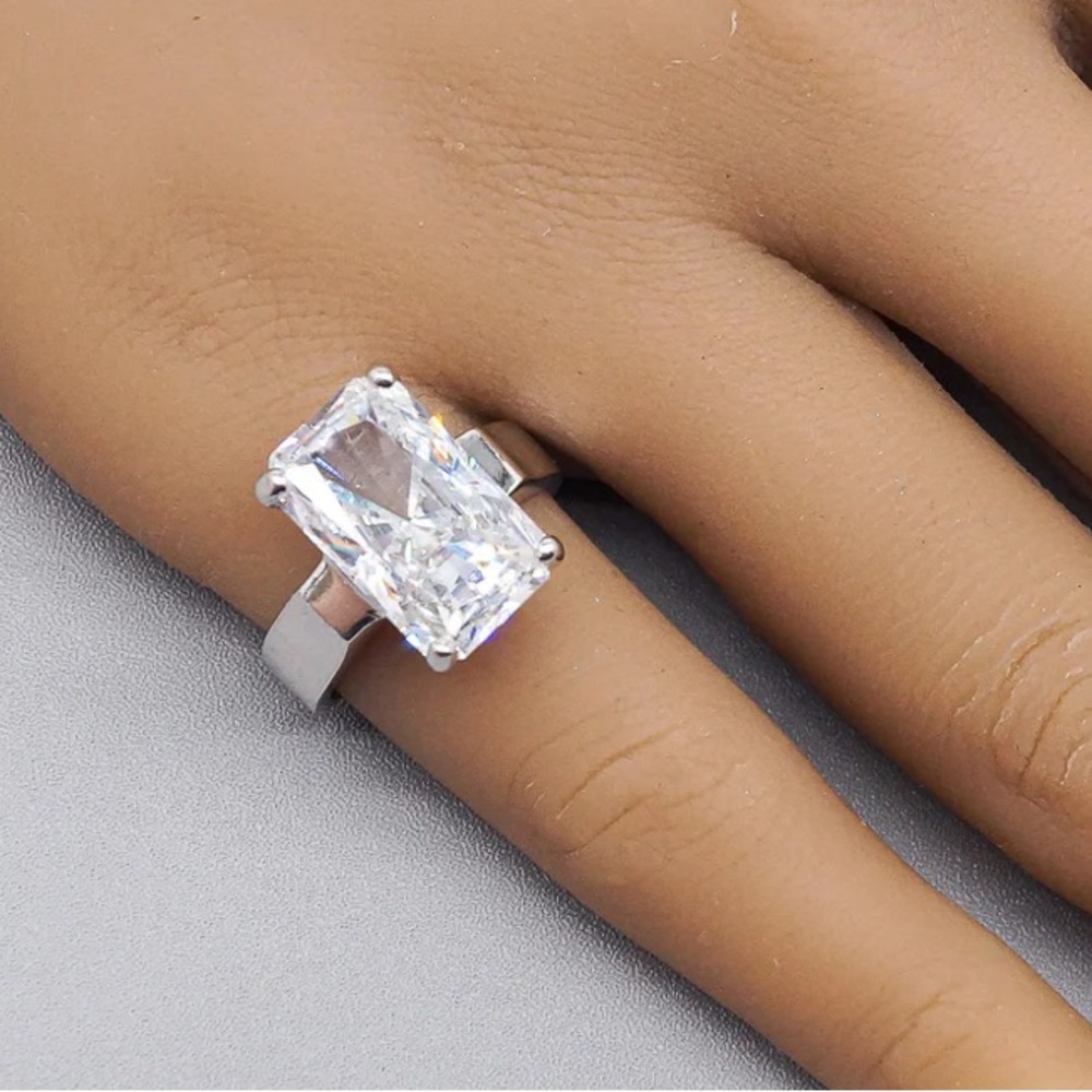 Vintage gorgeous rare emerald cut crystal Ring